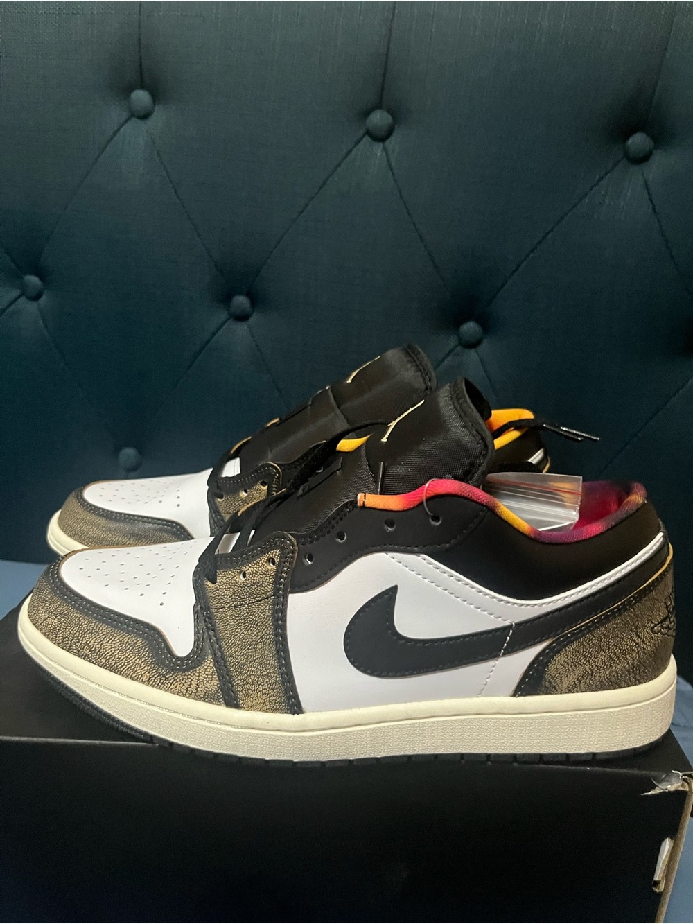 Jordan 1 Low SE Black/White /Onyx - Picture 2 of 2